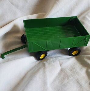 Ertl John Deere Green Toy Metal Hay Wagon with Yellow Wheels 1:32 Scale 46683
